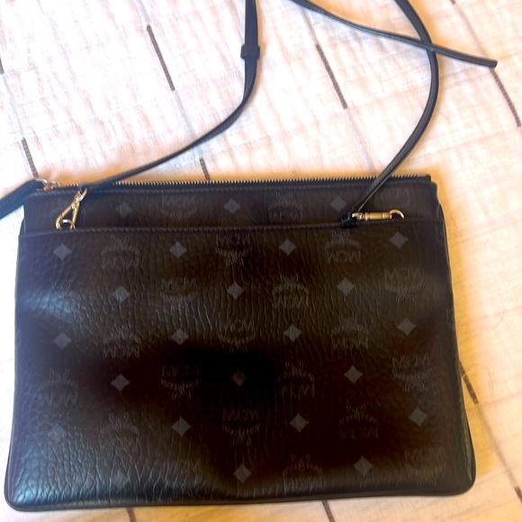 Black. Removable strap good condition